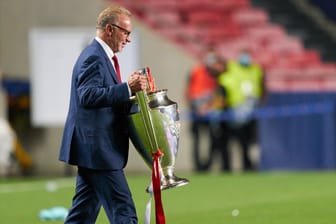 Karl-Heinz Rummenigge trägt den Champions-League-Pokal (Archivfoto): Die Bayern gewannen 2020 die begehrte Trophäe.