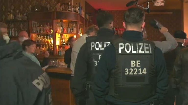 Polizeieinsatz wegen einer "Parteigründung": In einer Berliner Kneipe hatten sich dazu Gegner der Corona-Maßnahmen getroffen.