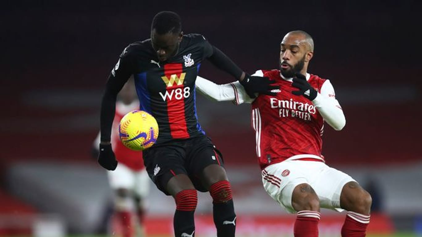 Arsenals Alexandre Lacazette (r) im Zweikampf mit Cheikhou Kouyate von Crystal Palace.