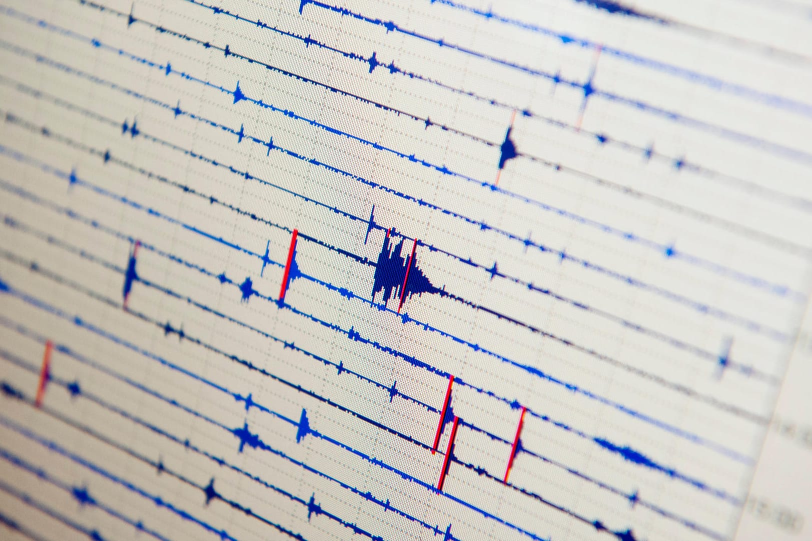 Ausschläge auf einem Seismographen (Archivbild). In Aachen wurde ein Erdbeben mit der Stärke von 2,7 gemessen.
