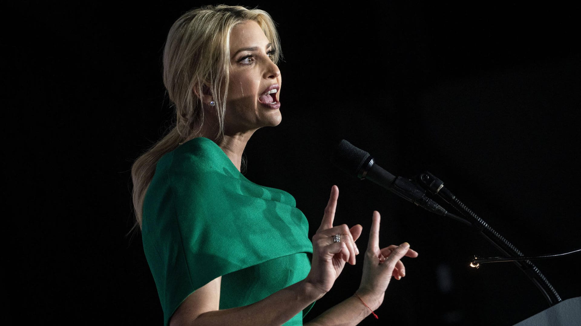 Die Tochter des US-Präsidenten, Ivanka Trump, spricht bei einem Wahlkampfauftritt in Pennsylvania (Archivbild). Medienberichten zufolge soll sie ihren Bewachern die Benutzung des WCs in ihrem Haus in Washington untersagt haben.