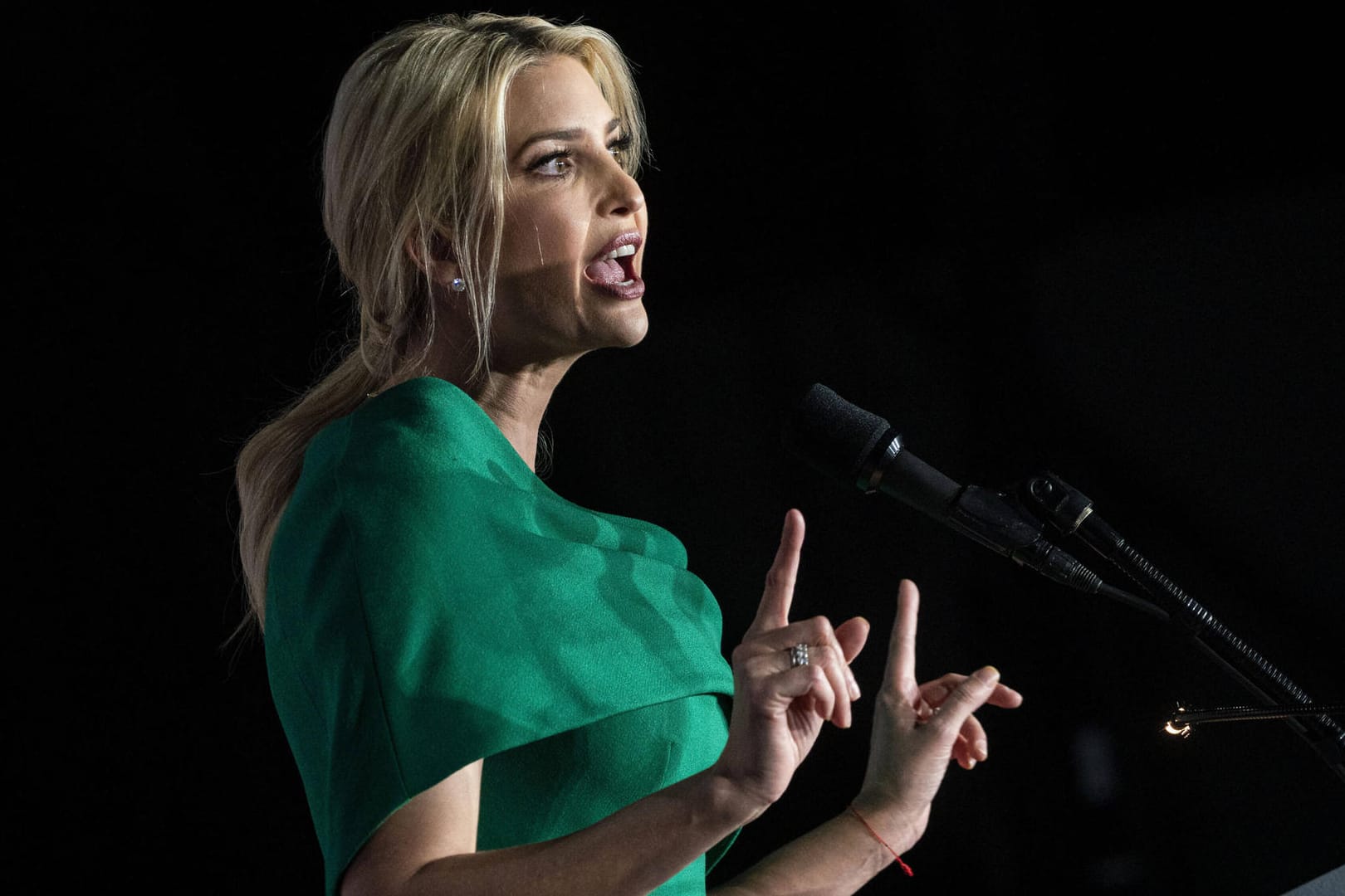 Die Tochter des US-Präsidenten, Ivanka Trump, spricht bei einem Wahlkampfauftritt in Pennsylvania (Archivbild). Medienberichten zufolge soll sie ihren Bewachern die Benutzung des WCs in ihrem Haus in Washington untersagt haben.