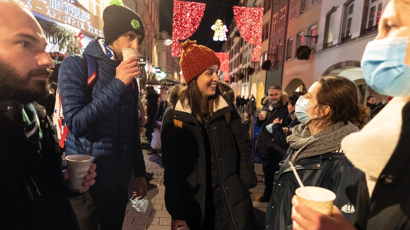 Menschen eine Woche vor Weihnachten in den Straßen von Straßburg: Frankreich versucht erneuten "harten Lockdown" zu verhindern.