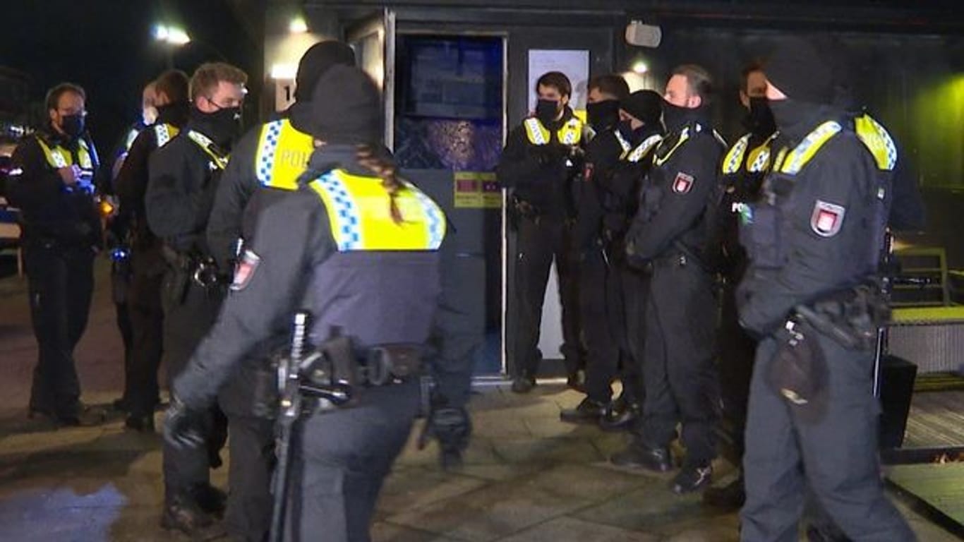 Polizisten stehen vor einer Shisha-Bar: In Hamburg-Wandsbek hatte ein Lokal trotz Auflagen geöffnet.