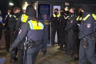 Polizisten stehen vor einer Shisha-Bar: In Hamburg-Wandsbek hatte ein Lokal trotz Auflagen geöffnet.