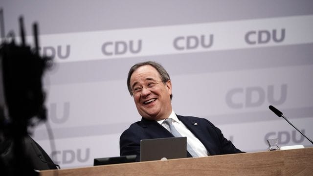 Der neue Parteivorsitzende Armin Laschet sitzt beim digitalen CDU-Bundesparteitag auf dem Podium.