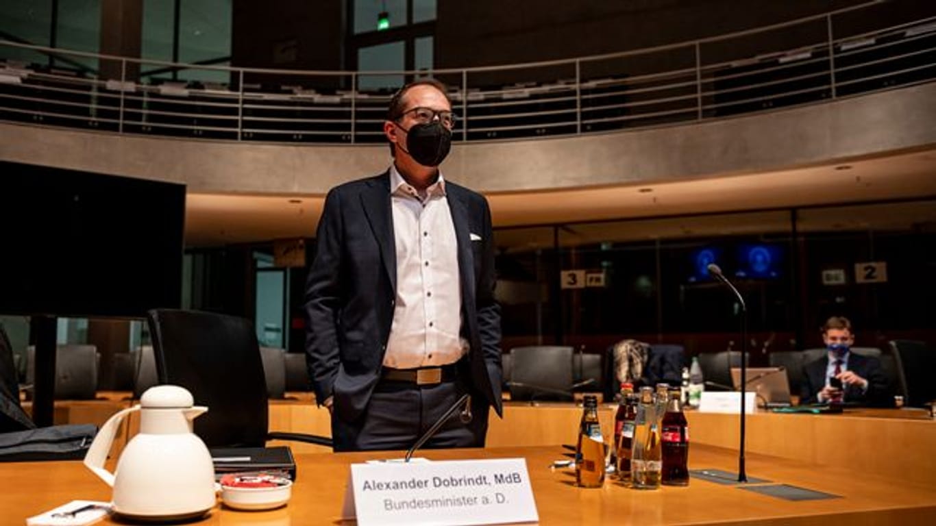 Alexander Dobrindt kommt zur Sitzung des Maut-Untersuchungsausschusses des Bundestags.