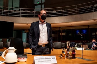 Alexander Dobrindt kommt zur Sitzung des Maut-Untersuchungsausschusses des Bundestags.