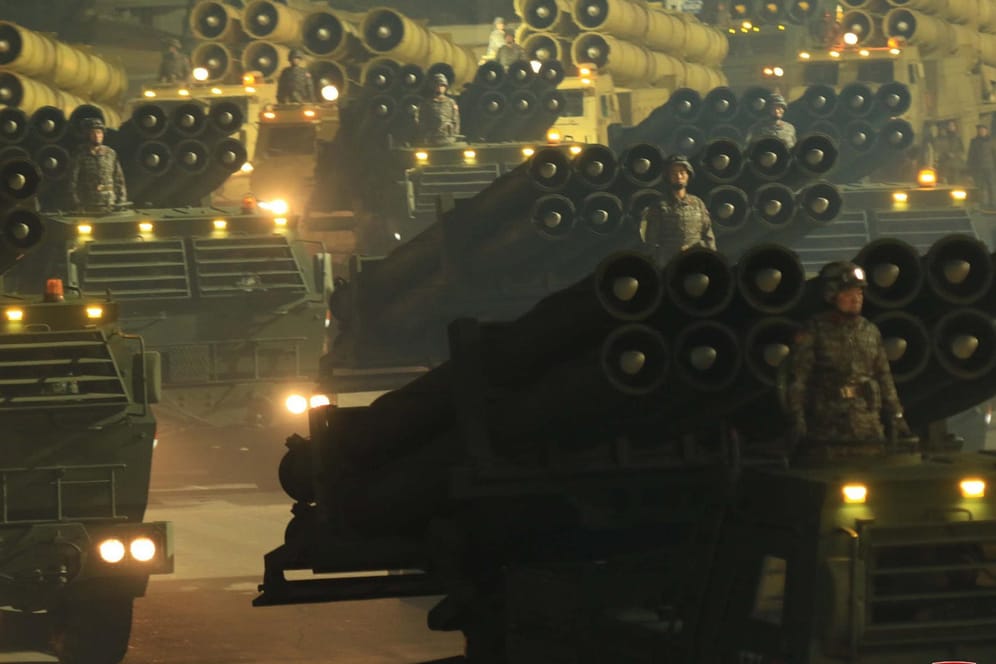 Militärparade in Nordkorea: Bei einer Militärparade in Nordkorea sind neue Raketen der Öffentlichkeit präsentiert worden.