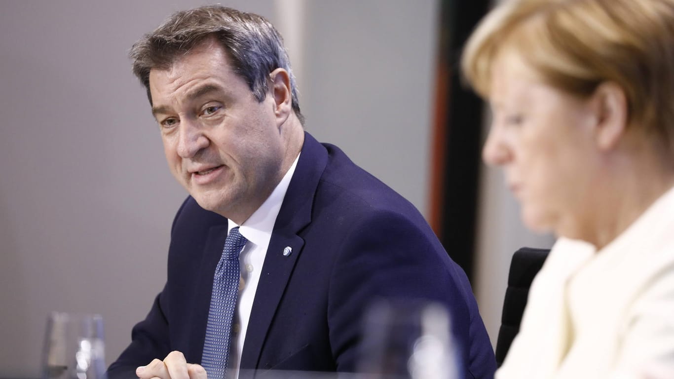 Markus Söder und Angela Merkel nach einem Corona-Gipfel im September 2020: Der CSU-Chef hat die Schwesterpartei CDU dazu aufgerufen, am Kurs der Kanzlerin festzuhalten.