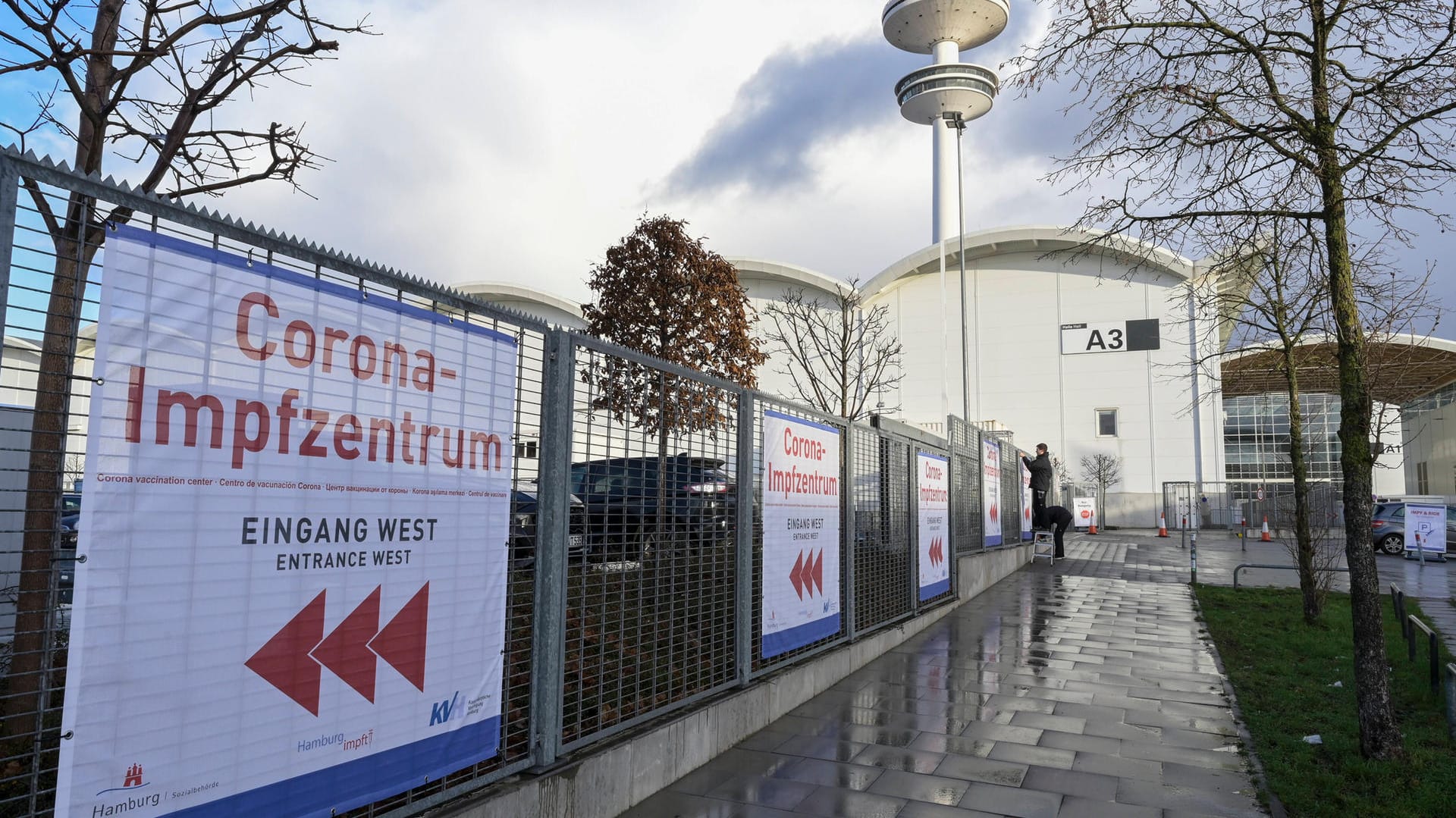 Ein Schild weist den Weg zum Corona-Impfzentrum in Hamburg: Die Termine zur Schutzimpfung für die über 80-Jährigen sind bis Mitte Februar vergeben. Ein Schild weist den Weg zum Corona-Impfzentrum in Hamburg: Die Termine zur Schutzimpfung für die über 80-Jährigen sind bis Mitte Februar vergeben.