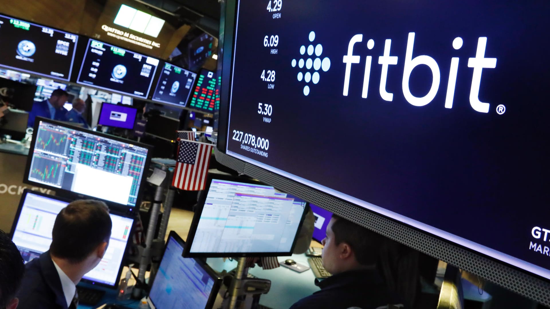 Fitbit-Logo an der New Yorker Börse (Archivbild): Google hat die Übernahme des Fitness-Armband-Herstellers abgeschlossen. Fitbit-Logo an der New Yorker Börse (Archivbild): Google hat die Übernahme des Fitness-Armband-Herstellers abgeschlossen.