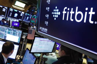 Fitbit-Logo an der New Yorker Börse (Archivbild): Google hat die Übernahme des Fitness-Armband-Herstellers abgeschlossen.