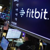 Fitbit-Logo an der New Yorker Börse (Archivbild): Google hat die Übernahme des Fitness-Armband-Herstellers abgeschlossen.