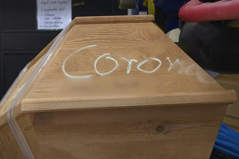 "Corona-Leugner können gerne helfen": In einem Meißener Krematorium stapeln sich die Särge der Corona-Toten teils dreilagig.