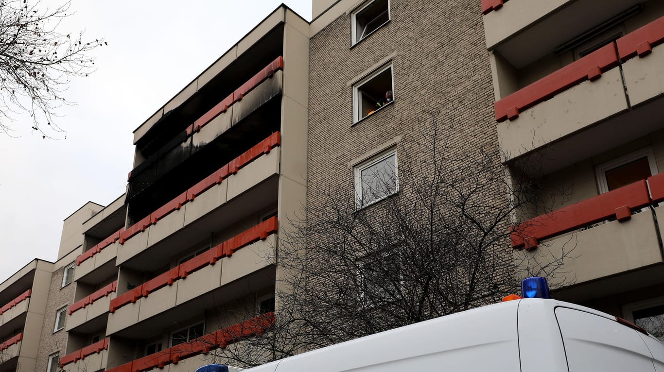 Ruß ist an einem Balkon im obersten Stockwerk eines Wohnhauses zu sehen: Bei einem Brand in einem Mehrfamilienhaus im Kölner Stadtteil Mülheim sind zwei Menschen mit schwersten Verbrennungen tot aufgefunden worden.