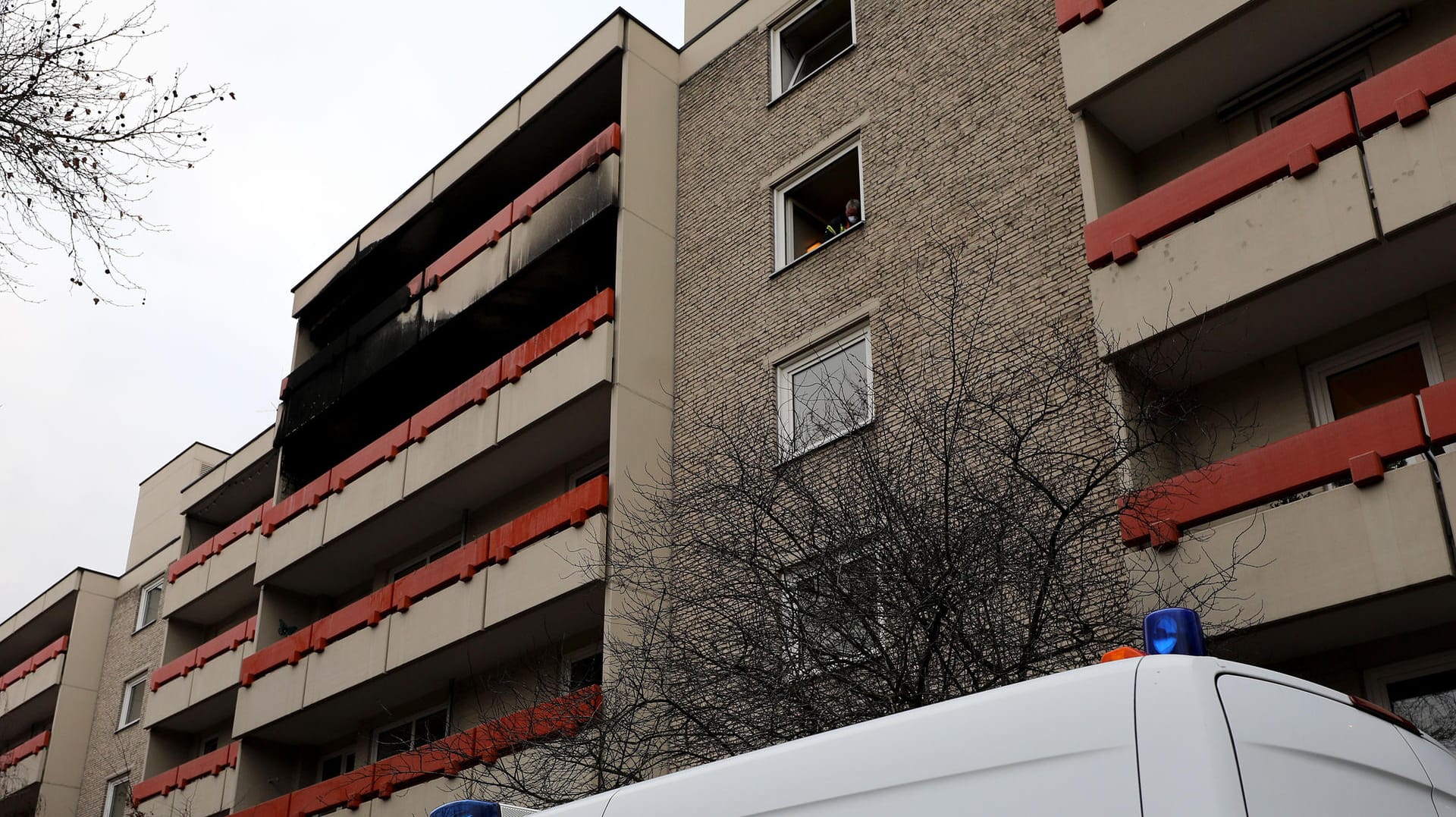 Ruß ist an einem Balkon im obersten Stockwerk eines Wohnhauses zu sehen: Bei einem Brand in einem Mehrfamilienhaus im Kölner Stadtteil Mülheim sind zwei Menschen mit schwersten Verbrennungen tot aufgefunden worden. Ruß ist an einem Balkon im obersten Stockwerk eines Wohnhauses zu sehen: Bei einem Brand in einem Mehrfamilienhaus im Kölner Stadtteil Mülheim sind zwei Menschen mit schwersten Verbrennungen tot aufgefunden worden.