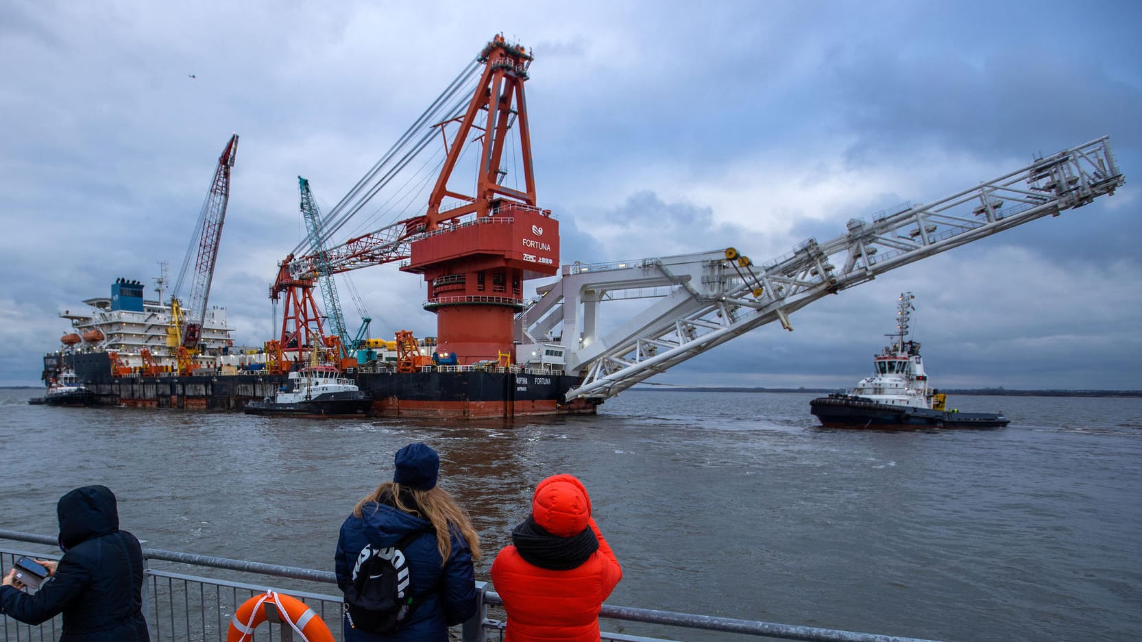Das russische Rohrverlegeschiff "Fortuna" im Hafen von Wismar: Der Weiterbau der Gaspipeline in der Ostsee ist heftig umstritten. Das russische Rohrverlegeschiff "Fortuna" im Hafen von Wismar: Der Weiterbau der Gaspipeline in der Ostsee ist heftig umstritten.