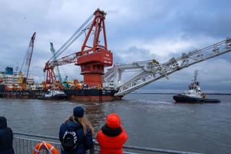 Das russische Rohrverlegeschiff "Fortuna" im Hafen von Wismar: Der Weiterbau der Gaspipeline in der Ostsee ist heftig umstritten.