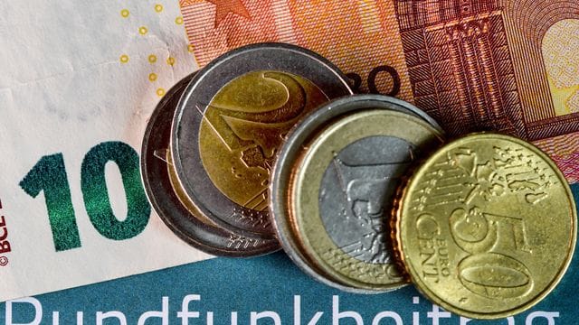 Im Dezember hatte die Regierung Sachsen-Anhalts entgegen dem Willen aller anderen Länder die Erhöhung des Rundfunkbeitrags in Deutschland von monatlich 17,50 Euro auf 18,36 Euro zum 1.