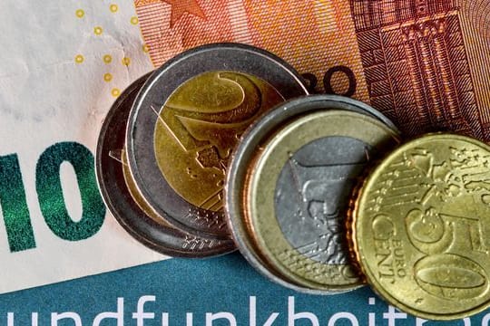 Im Dezember hatte die Regierung Sachsen-Anhalts entgegen dem Willen aller anderen Länder die Erhöhung des Rundfunkbeitrags in Deutschland von monatlich 17,50 Euro auf 18,36 Euro zum 1.