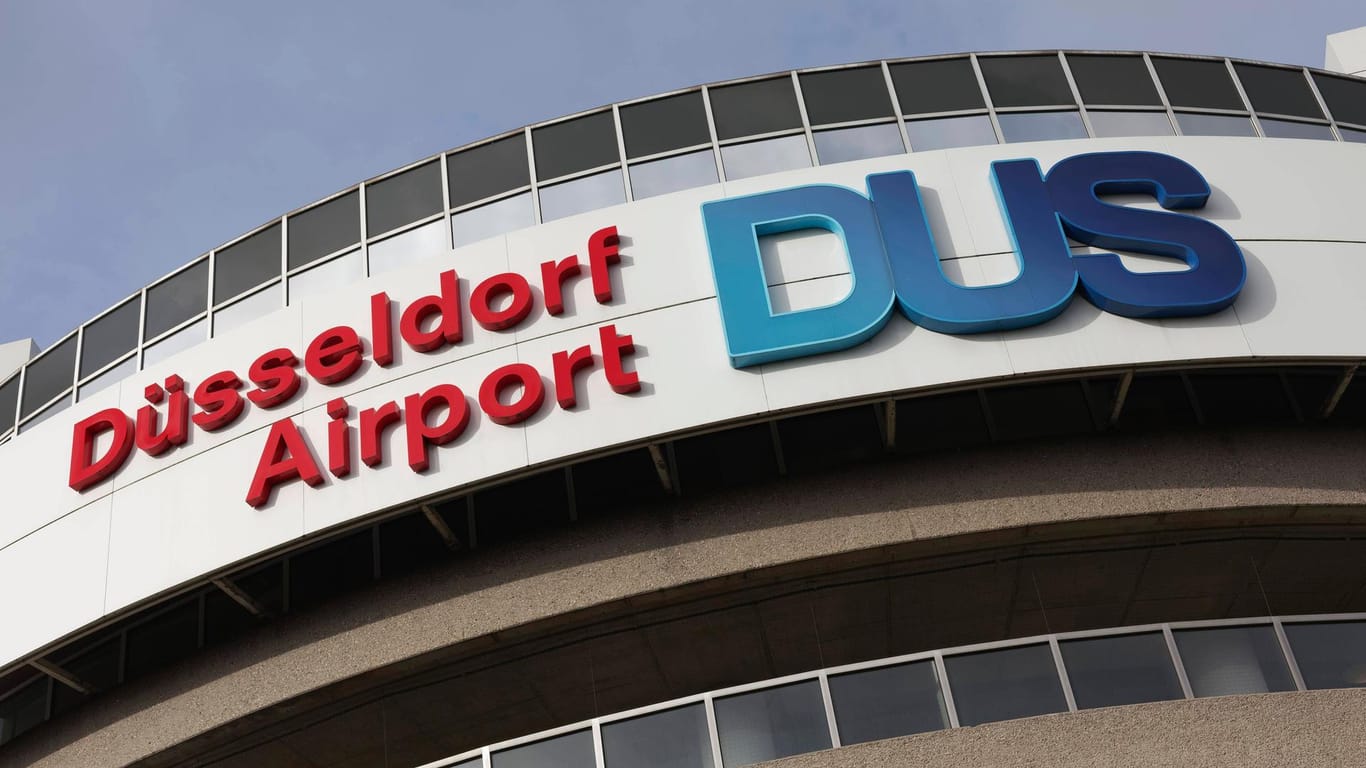 Schriftzug am Flughafen Düsseldorf: Eine Person ist mit mutmaßlich gefälschtem Corona-Tests aufgegriffen worden.
