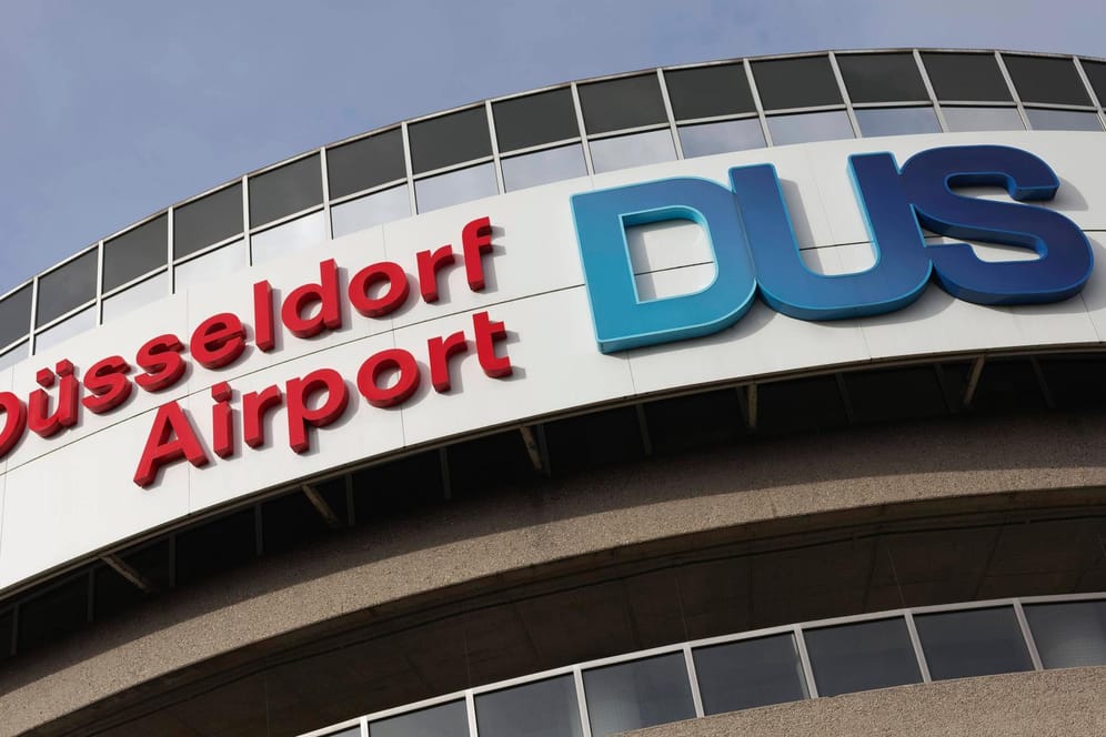 Schriftzug am Flughafen Düsseldorf: Eine Person ist mit mutmaßlich gefälschtem Corona-Tests aufgegriffen worden.