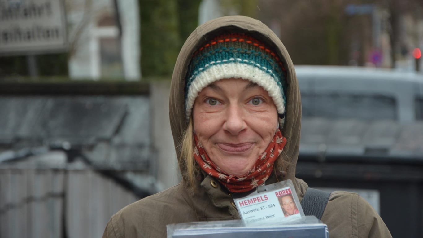 Katharina Baier verkauft das Straßenmagazin Hempels in Kiel: Diese Arbeit gibt ihr einen wichtigen Halt im Leben.
