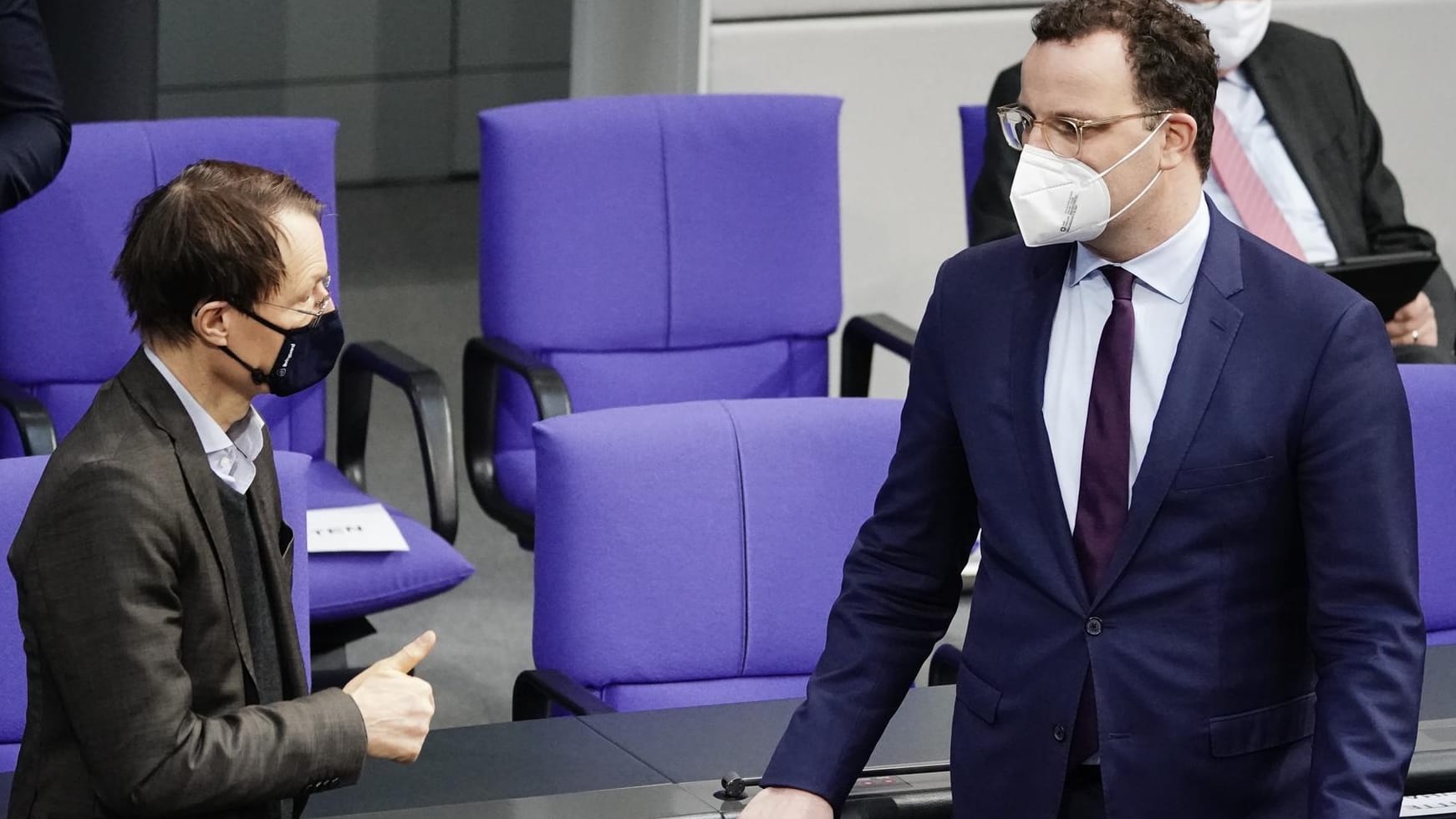 Der Gesundheitsexperte mit dem Gesundheitsminister: Karl Lauterbach unterhält sich im Bundestag mit Jens Spahn.