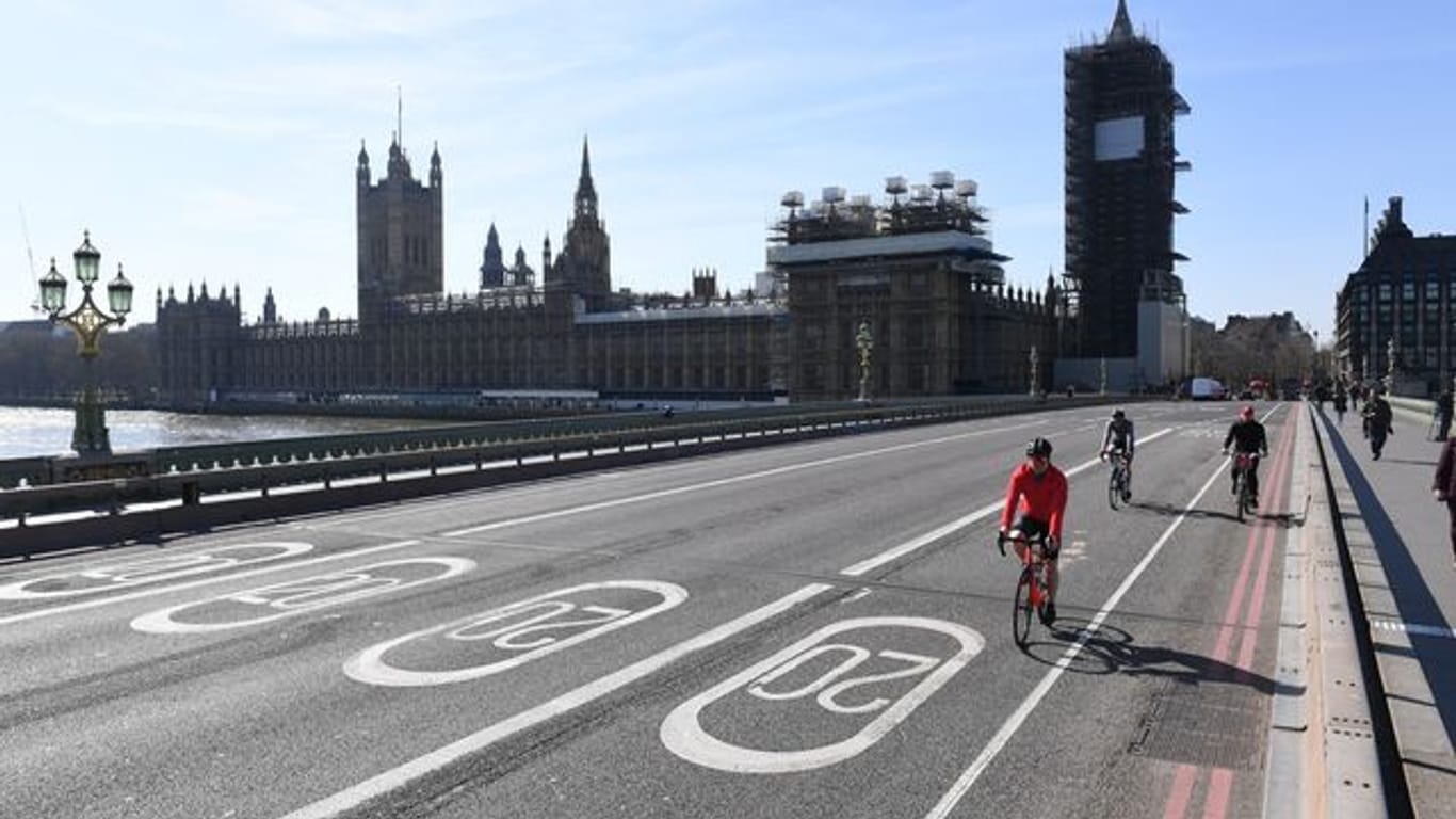 Ein Tag nach den Ausgangsbeschränkungen in London auf der leeren Westminster-Brücke vor dem Parlamentsgebäude in Westminster.