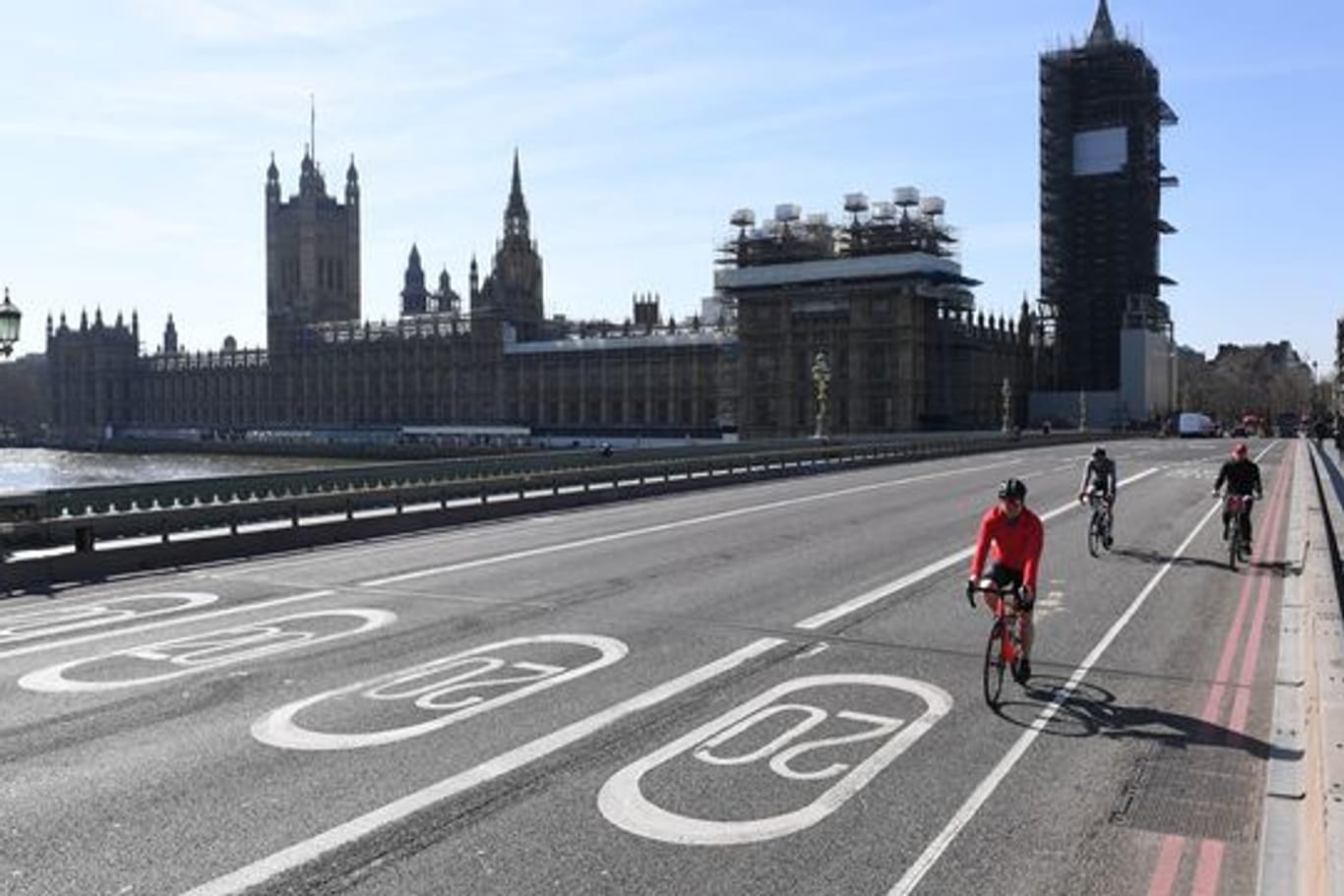 Ein Tag nach den Ausgangsbeschränkungen in London auf der leeren Westminster-Brücke vor dem Parlamentsgebäude in Westminster.