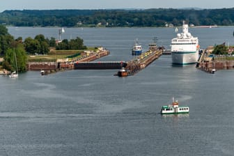 Die Fähre "Adler1" fährt über den Nord-Ostsee-Kanal (Archivbild): Der Fährverkehr in Kiel soll digitalisiert werden.