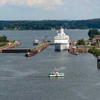 Die Fähre "Adler1" fährt über den Nord-Ostsee-Kanal (Archivbild): Der Fährverkehr in Kiel soll digitalisiert werden.