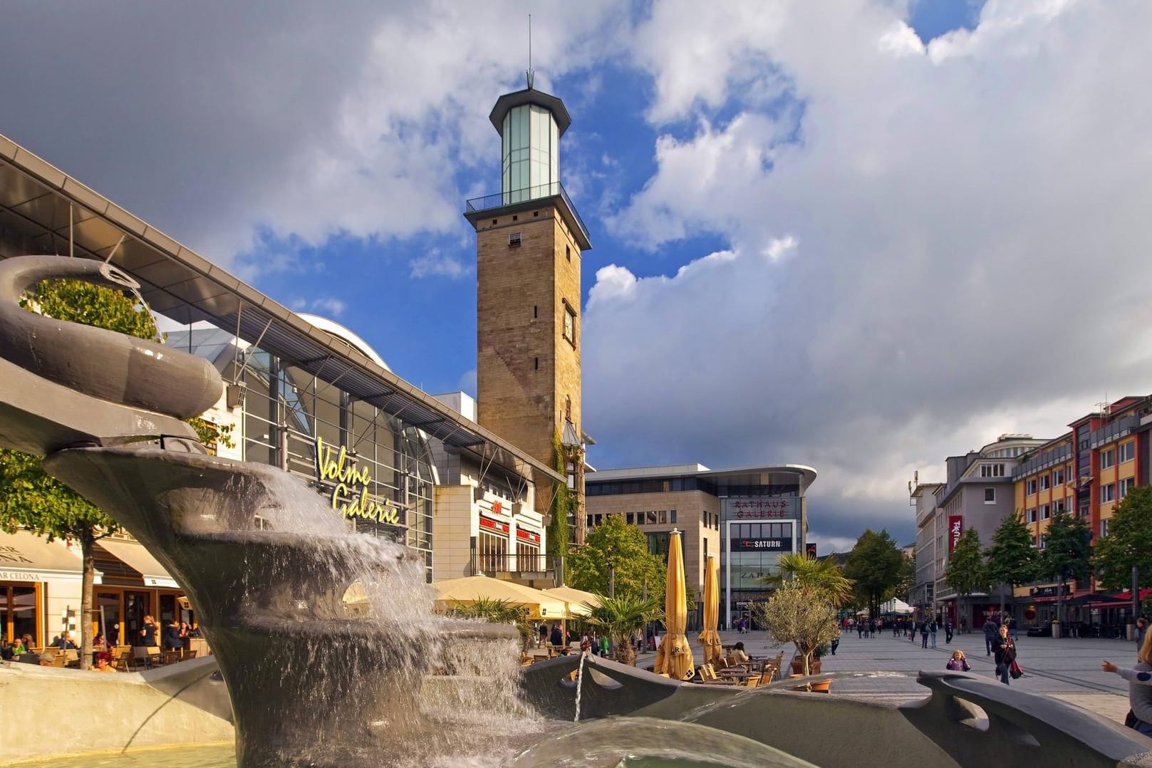 Der Brunnen auf dem Friedrich-Ebert-Platz mit Volme-Galerie und Rathausturm in Hagen (Archivbild): Hagen möchte das 275. Stadtjubiläum mit einem großen Bürgerfest im September feiern.