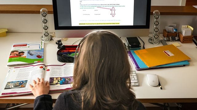 Ein zwölfjähriger Gymnasiast löst am Computer in seinem Zuhause seine Schulaufgaben, die ihm seine Lehrer für jeden Tag über den Schulserver geschickt haben. Ein zwölfjähriger Gymnasiast löst am Computer in seinem Zuhause seine Schulaufgaben, die ihm seine Lehrer für jeden Tag über den Schulserver geschickt haben.