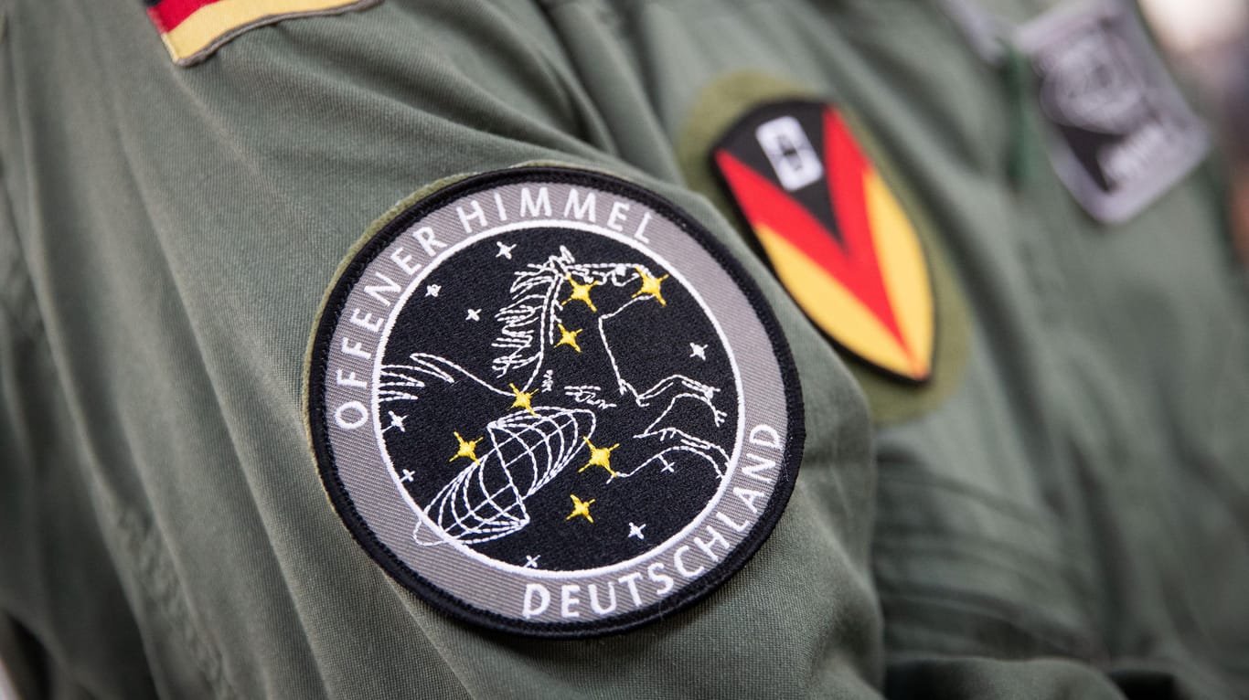 Abzeichen der Mission "Offener Himmel" am Arm eines deutschen Crew-Mitglieds: Russland verlässt das Abkommen (Archivbild).