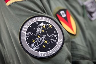 Abzeichen der Mission "Offener Himmel" am Arm eines deutschen Crew-Mitglieds: Russland verlässt das Abkommen (Archivbild).