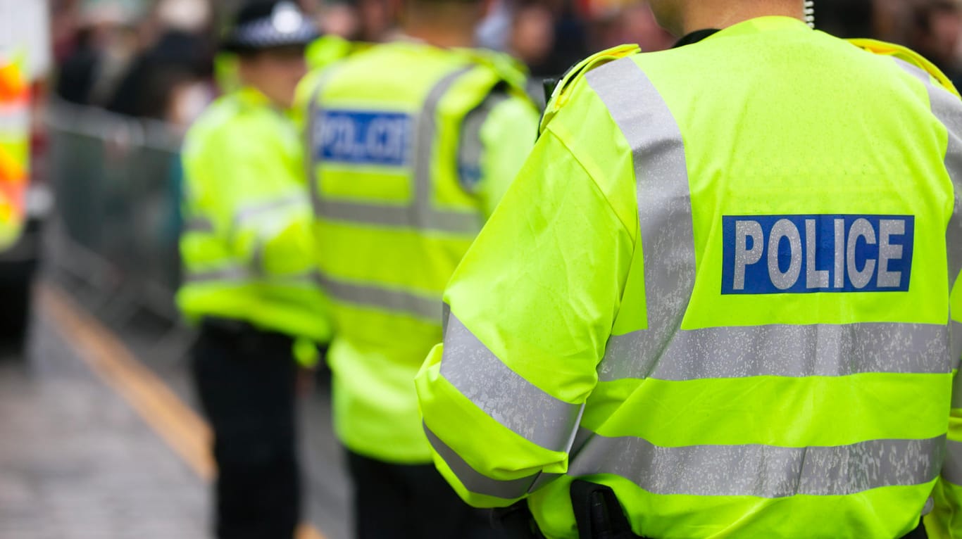 Britische Polizisten (Symbolbild): Durch einen Computerfehler wurden zahlreiche Daten gelöscht.