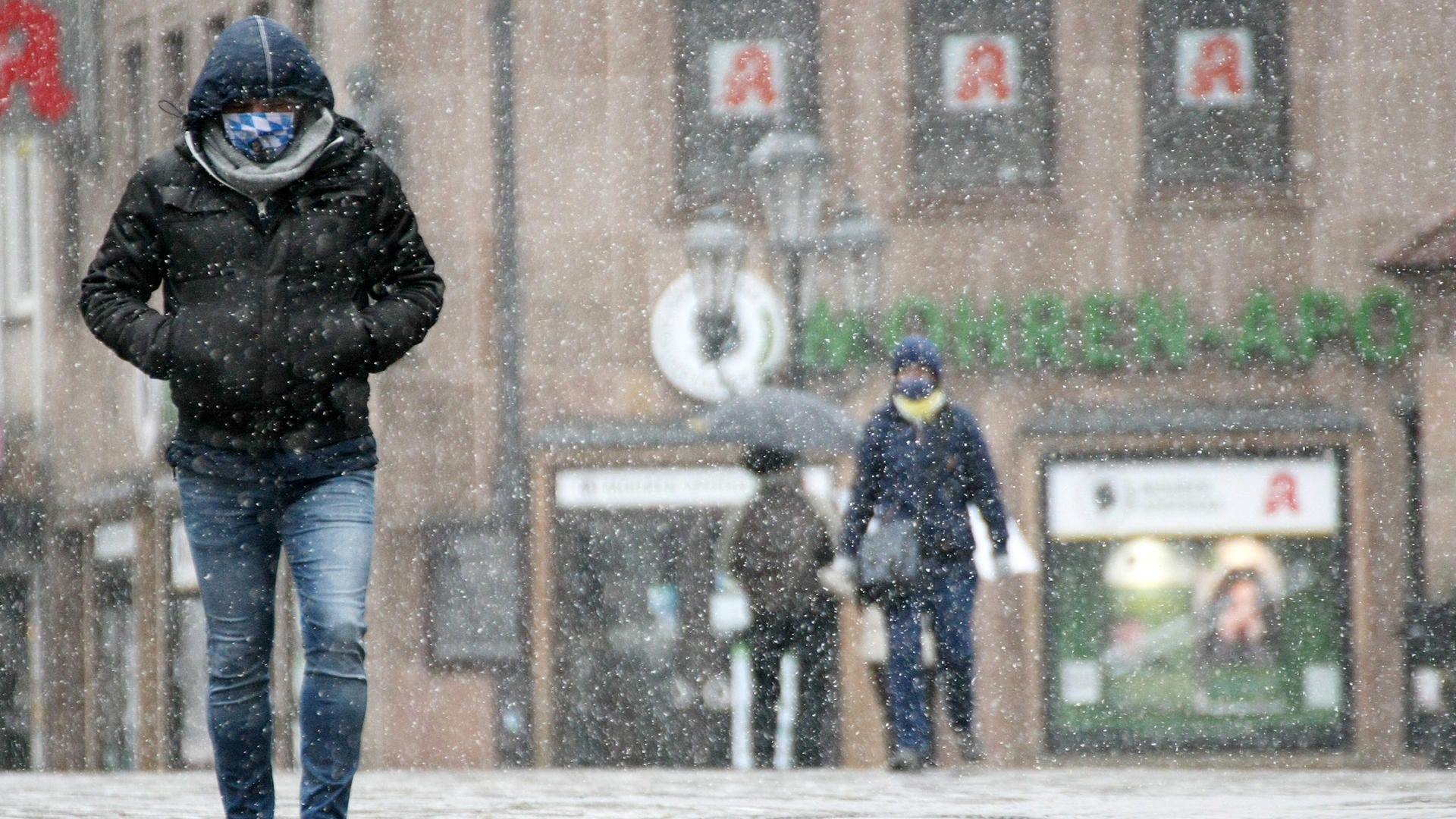 Schneefall in Nürnberg: Die Innenstädte bleiben seit der Schließung der meisten Geschäfte deutlich leerer als üblich. Schneefall in Nürnberg: Die Innenstädte bleiben seit der Schließung der meisten Geschäfte deutlich leerer als üblich.