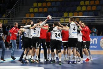 Die Schweizer Handballer feiern den Sieg gegen Österreich.