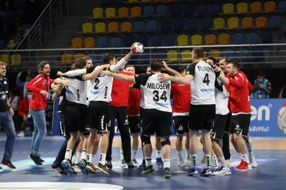 Die Schweizer Handballer feiern den Sieg gegen Österreich.
