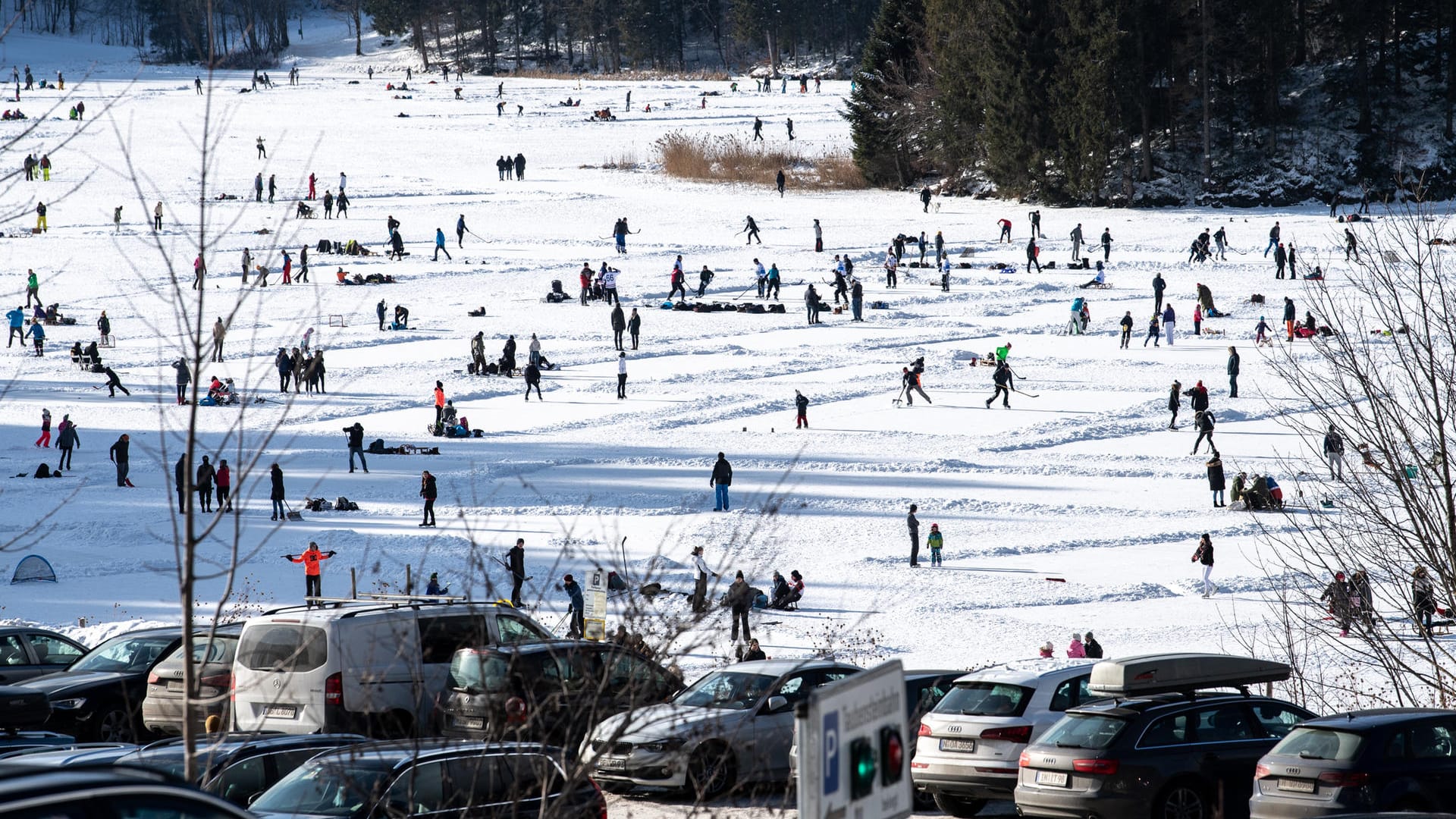 Der zugefrorene Spitzingsee in Bayern am vergangenen Wochenende: Das Winterwetter nutzen viele, um den eigenen vier Wände zu entfliehen.
