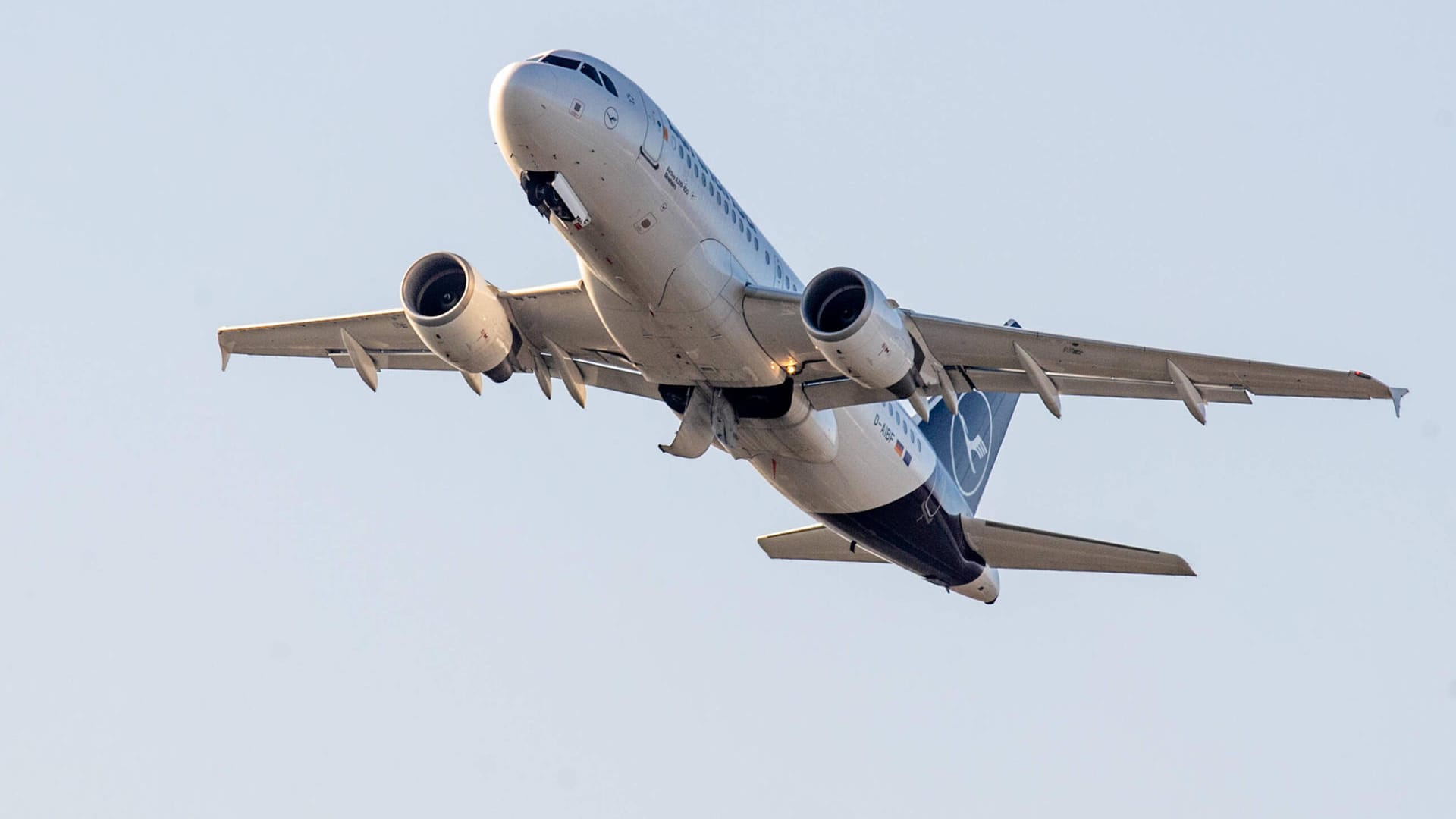 Ein startendes Flugzeug (Archivbild): Ein Pilot startete in München erst, nachdem ein Maskenverweigerer sein Flugzeug verlassen hatte.