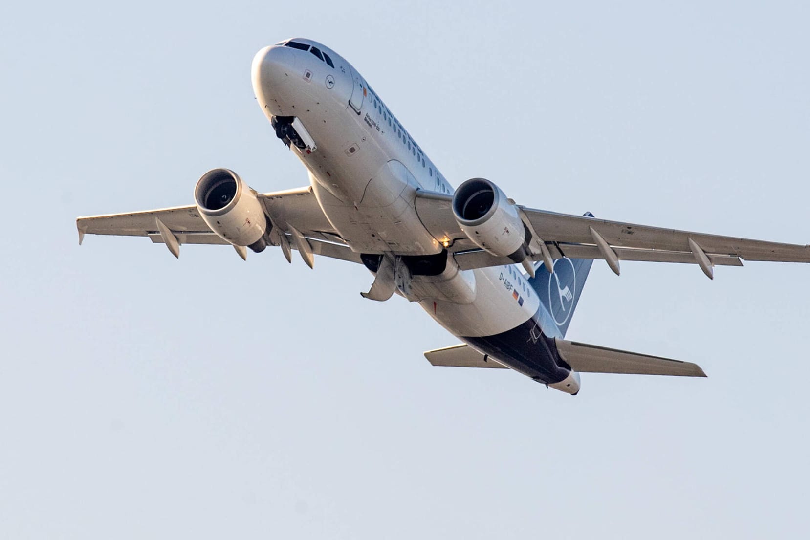 Ein startendes Flugzeug (Archivbild): Ein Pilot startete in München erst, nachdem ein Maskenverweigerer sein Flugzeug verlassen hatte.