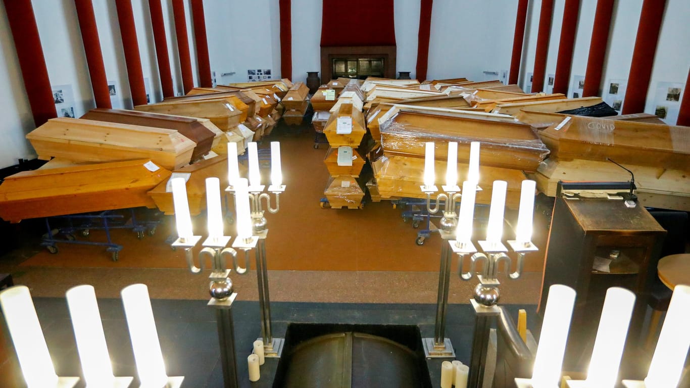 Gestapelte Särge im Krematorium in Meißen: Sachsen ist eines der derzeit am stärksten betroffenen Bundesländer.