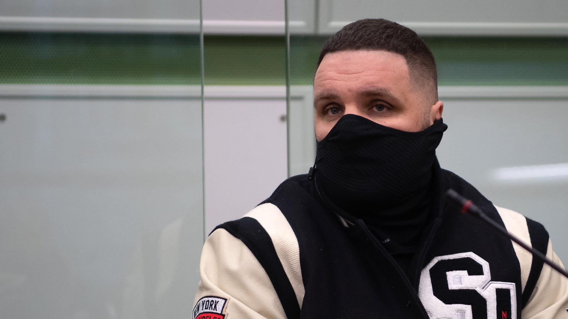 Rapper Fler, bürgerlich Patrick Losensky, sitzt in einem Gerichtssaal: Immer wieder soll der Musiker verschiedene Menschen wüst verunglimpft und beleidigt haben.