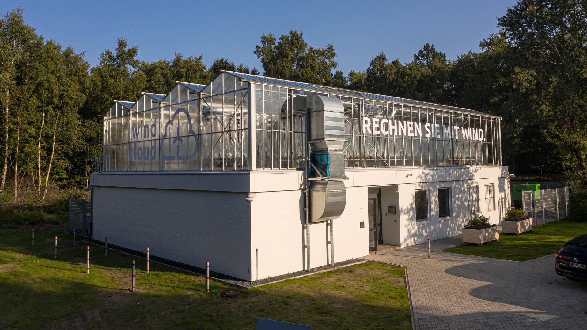 Dank Windkraft und Algen: In Nordfriesland steht Deutschlands erstes CO2-positives Rechenzentrum.