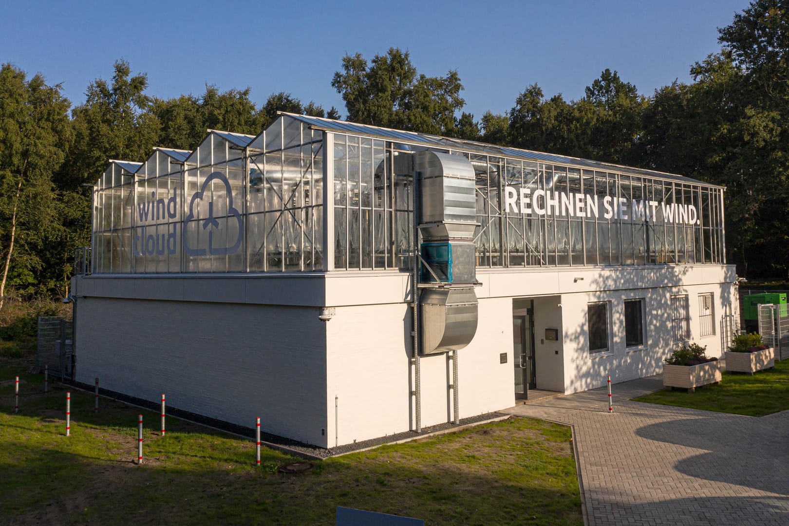 Dank Windkraft und Algen: In Nordfriesland steht Deutschlands erstes CO2-positives Rechenzentrum.