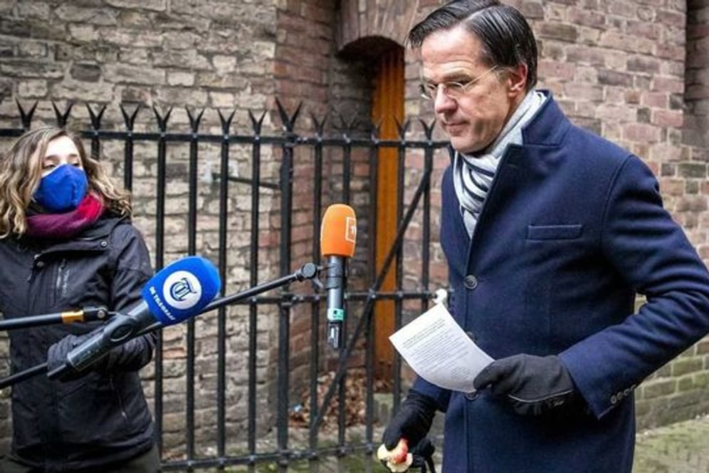 Die Regierung von Ministerpräsident Mark Rutte ist laut Medienangaben zurückgereten.
