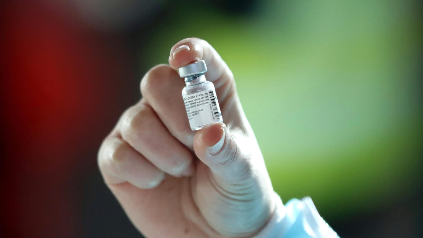 Eine symbolische Darstellung eines Corona-Impfstoffs: Unbekannte haben vertrauliche Dokumente manipuliert und im Internet veröffentlicht, meldete die Europäische Arzneimittelbehörde.